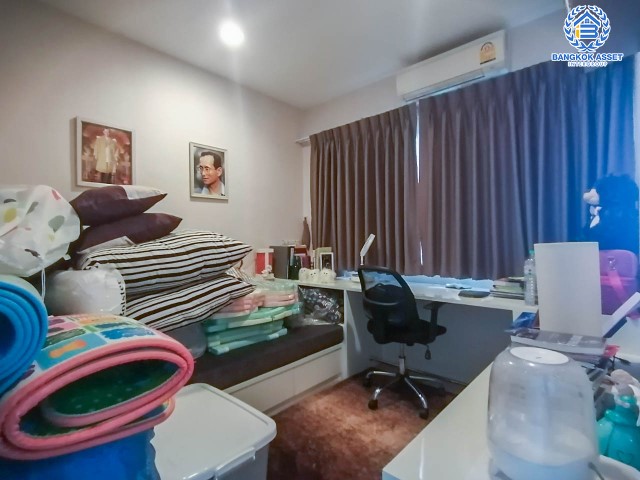 ทาวน์เฮ้าส์มือสองย่านกรุงเทพมหานคร ม.บ้านกลางเมือง งามวงศ์วาน คุณภาพระดับ AP หลังมุม! เนื้อที่ 18.5 ตร.ว. ฟังก์ชัน 3 ห้องนอน 3 ห้องน้ำ 2 ที่จอดรถ บ้านสภาพเยี่ยม ใกล้รถไฟฟ้าสายสีม่วง "สถานีศูนย์ราชการนนทบุรี", สายสีแดง "สถานีบางเขน" และทางด่วน "ศรีรัช"